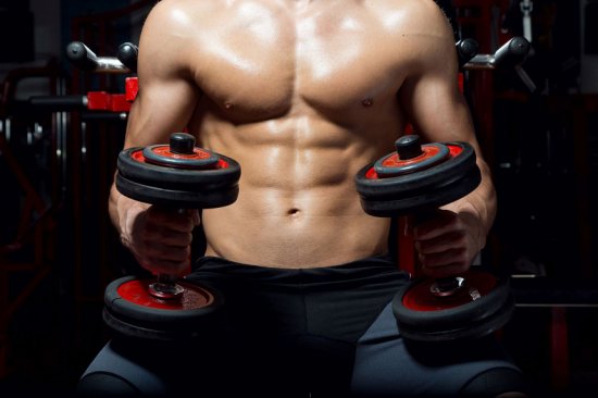 Menor força muscular é um dos sintomas relacionados à redução da testosterona (Freepik) 